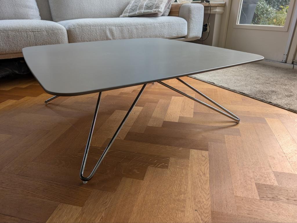 Leolux salontafel taupe kleurig houten blad en chroom poot, Huis en Inrichting, Tafels | Salontafels, Ophalen, 50 tot 100 cm, Vierkant