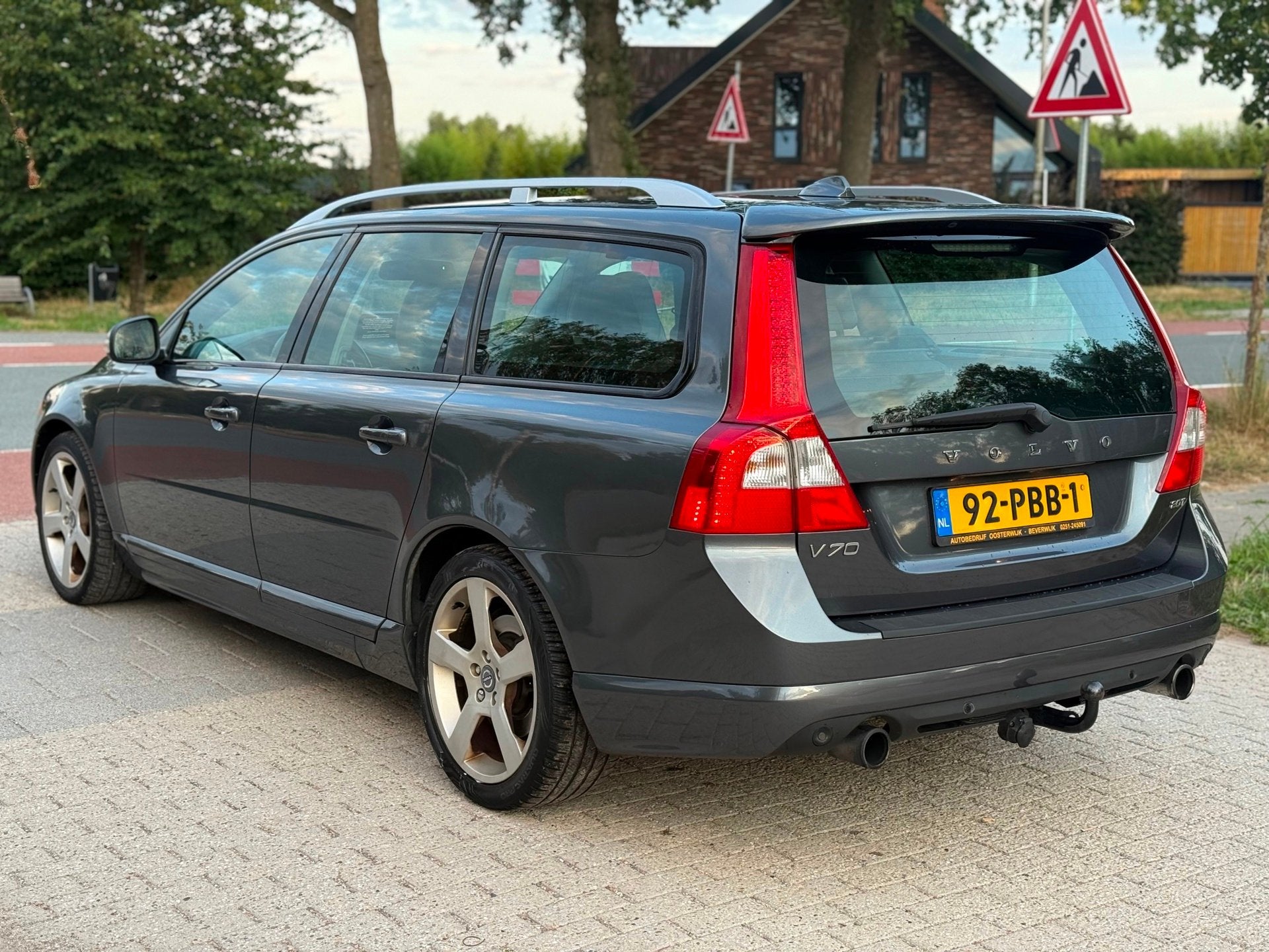 Volvo V70 2.0T R-Edition AUTOMAAT AIRCO CRUIS LEDER NAVI PDC, Auto's, Volvo, 4 cilinders, 203 pk, Zilver of Grijs, 750 kg