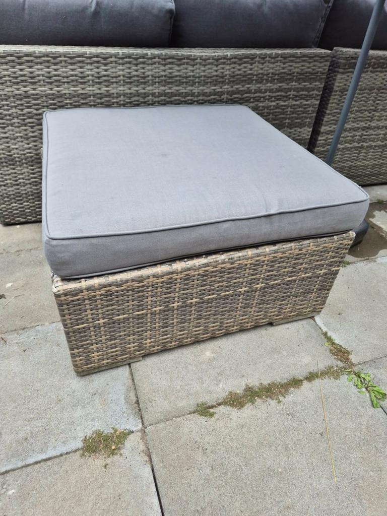 Tuinhocker tuinpoef met grijs kussen, Ophalen, Gebruikt