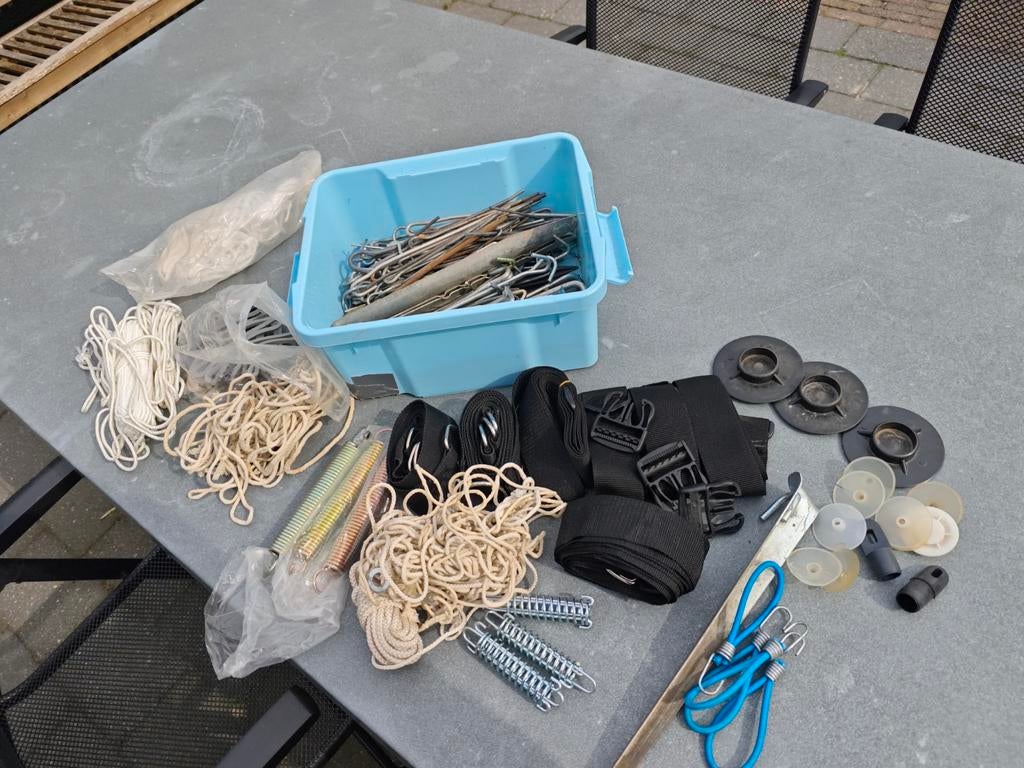 Bak vol haringen /pennen/scheerlijnen/stormband enz enz, Ophalen