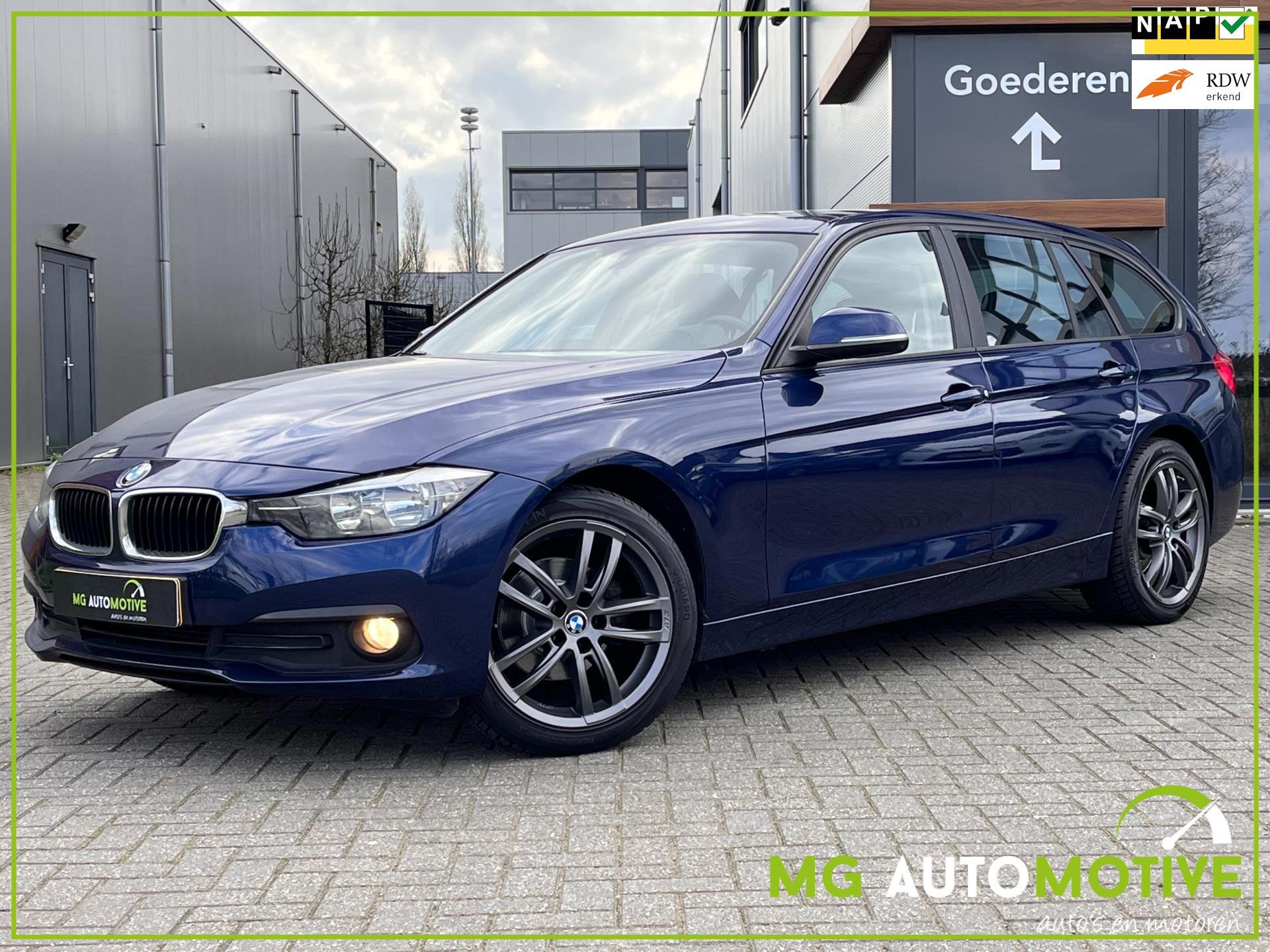BMW 3-serie Touring 318i Essential | Apple Car Play | 18 inc, Gebruikt, Blauw, 1445 kg, Origineel Nederlands