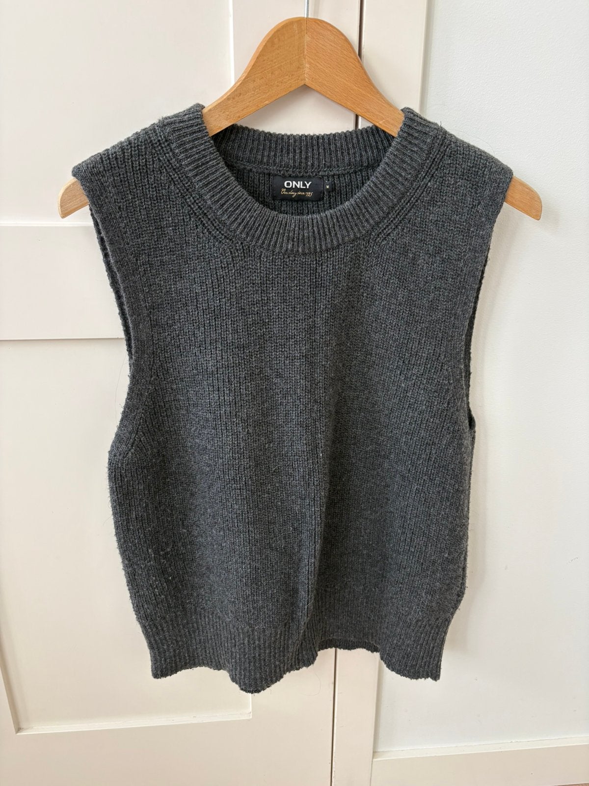 Only donkergrijze dames spencer M nieuw, Kleding | Dames, Ophalen of Verzenden, Nieuw, Grijs, Zonder mouw