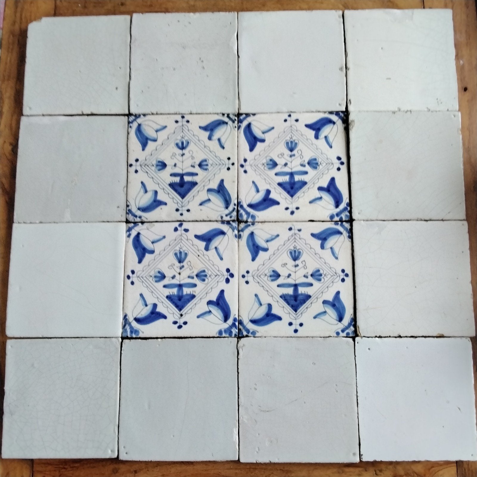 tableau  met  een 4 pasje in kwadraat of postzegel tegel, Antiek en Kunst, Antiek | Wandborden en Tegels, Ophalen of Verzenden