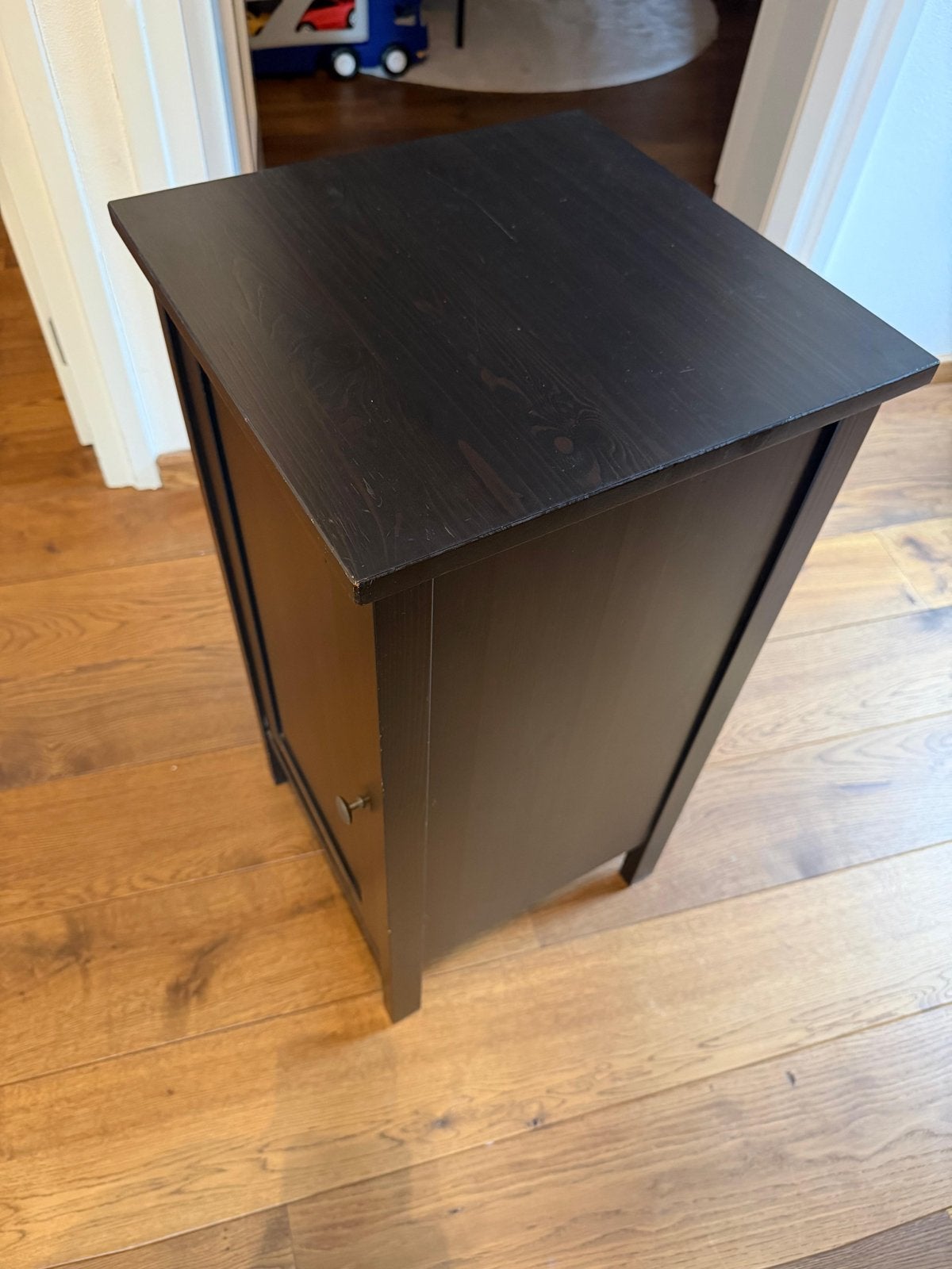 Zwart houten kastje met planken IKEA, Huis en Inrichting, Kasten | Overige, Ophalen, Gebruikt