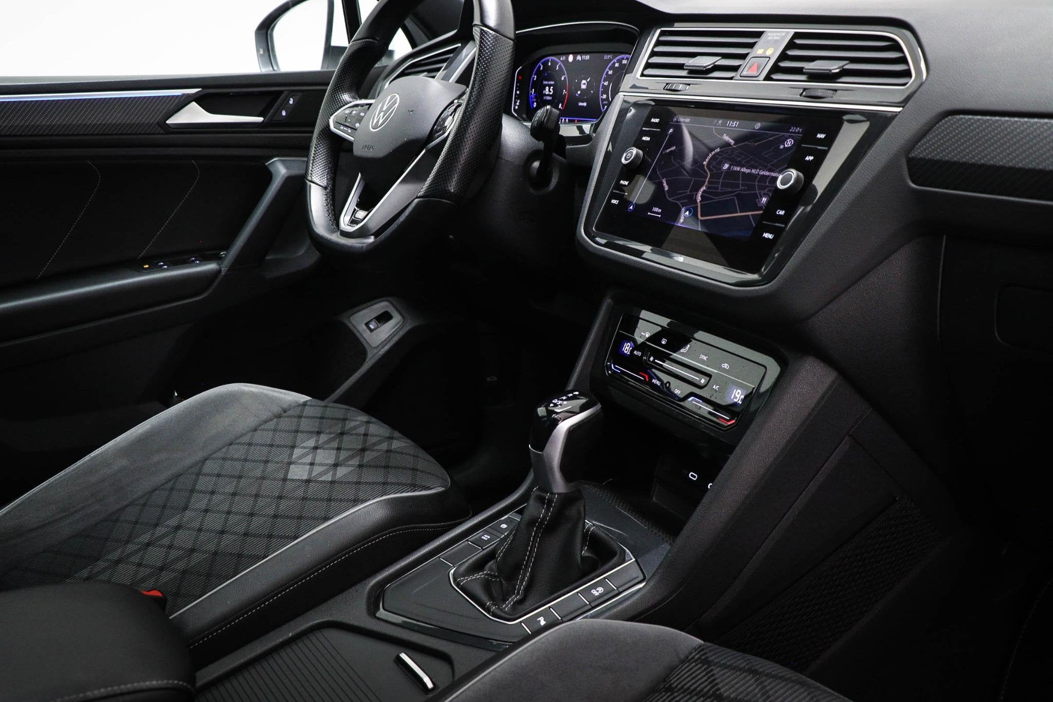 Volkswagen Tiguan 1.5 TSI R-Line Business | IQ LIGHT | PANOR, Auto's, Volkswagen, Stof, Euro 6, 4 cilinders, 150 pk