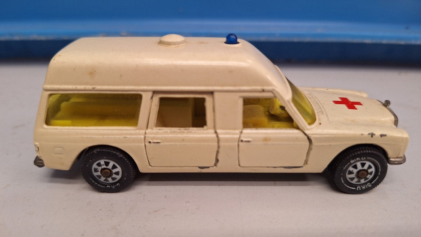 Siku V306 Mercedes-Benz Ambulance 1:60, Ophalen of Verzenden, Gebruikt, Auto