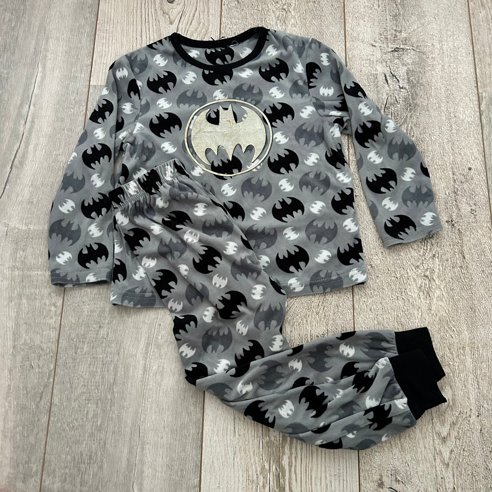 Primark Batman fleece pyjama grijs/zwart – Maat 110 (4-5Y), Ophalen of Verzenden, Gebruikt, Jongen, Nacht- of Onderkleding