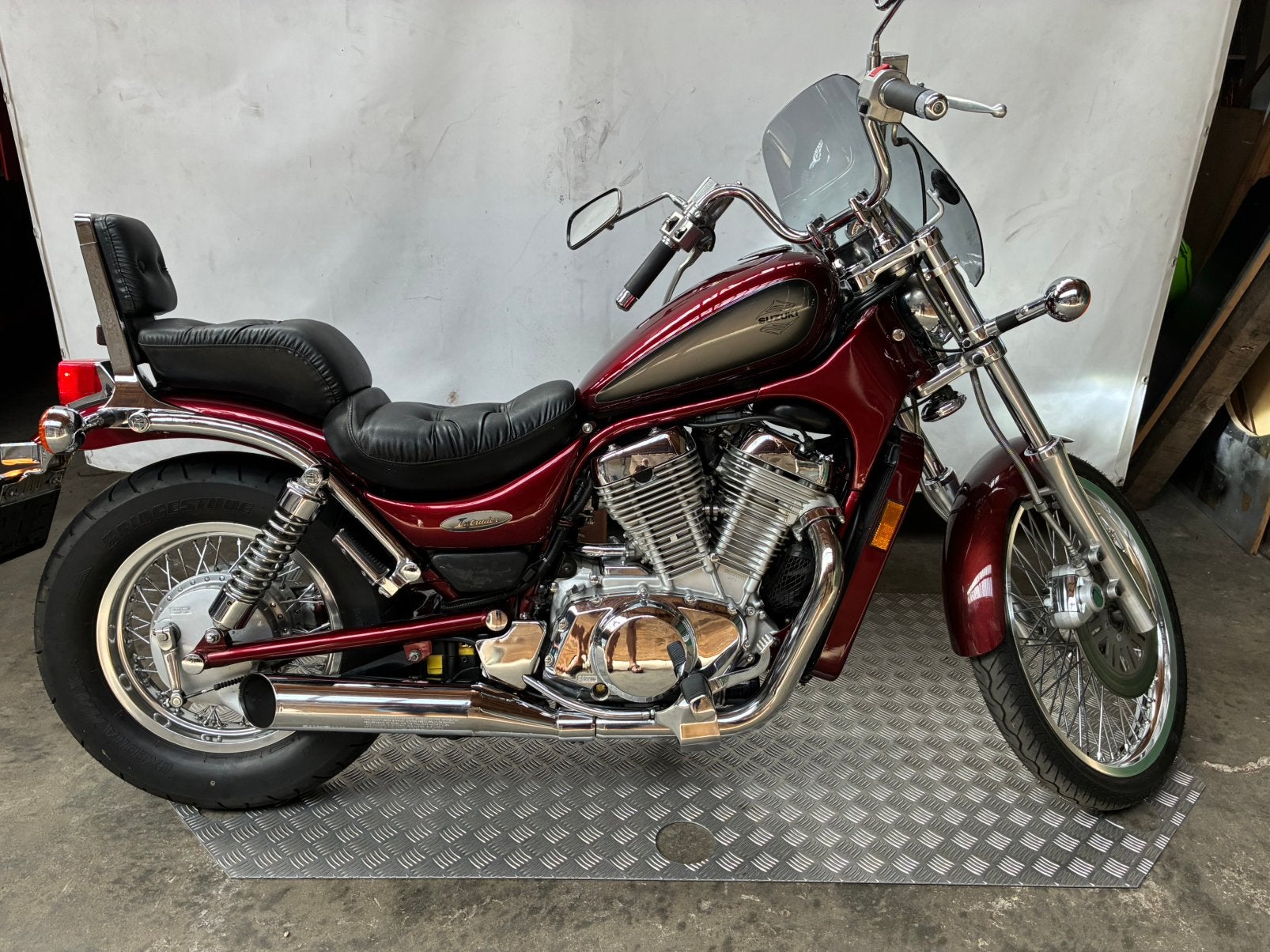 Suzuki intruder vs 800 als nieuw,slechts 5000 miles gereden, 2 cilinders, LED Verlichting, Chopper, Gebruikt