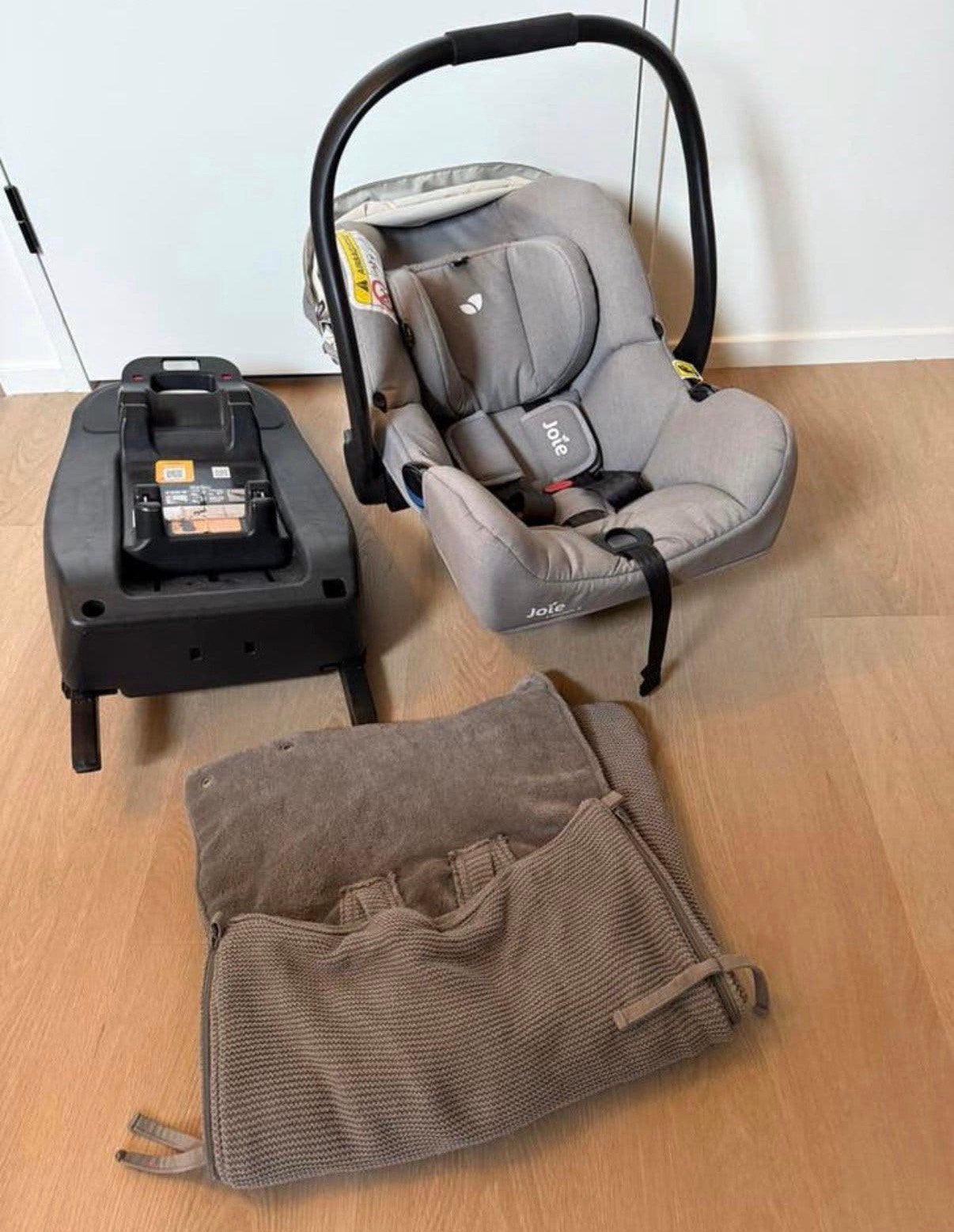 Joie maxicosi met isofix en warmtedeken van Jolijn, Zo goed als nieuw, Isofix, 0 t/m 13 kg, Ophalen
