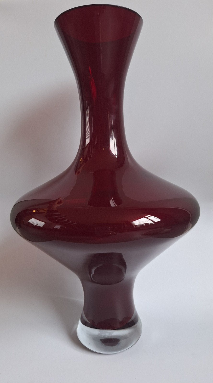 Zware rode murano vaas
43 cm x 22,5 cm
Opening; 10,5 cm, Ophalen of Verzenden