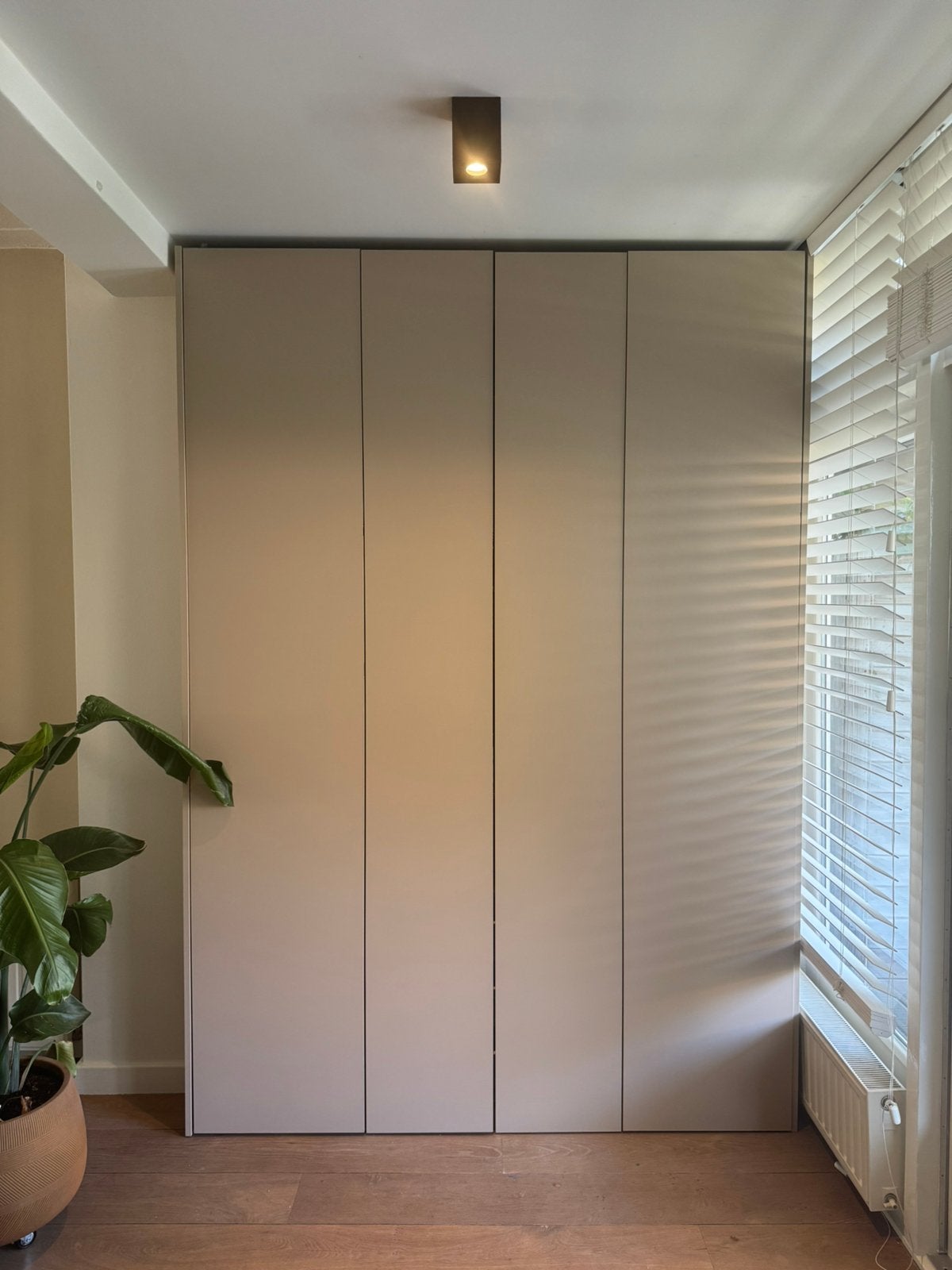Stijlvolle maatwerk kast, modern, strak en verrassend ruim, Ophalen, Met deur(en), 200 cm of meer, 150 tot 200 cm