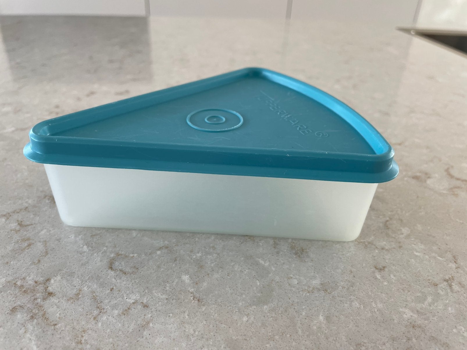 Tupperware - driehoek bakje met deksel, Bewaardoos, Blauw, Ophalen of Verzenden, Zo goed als nieuw