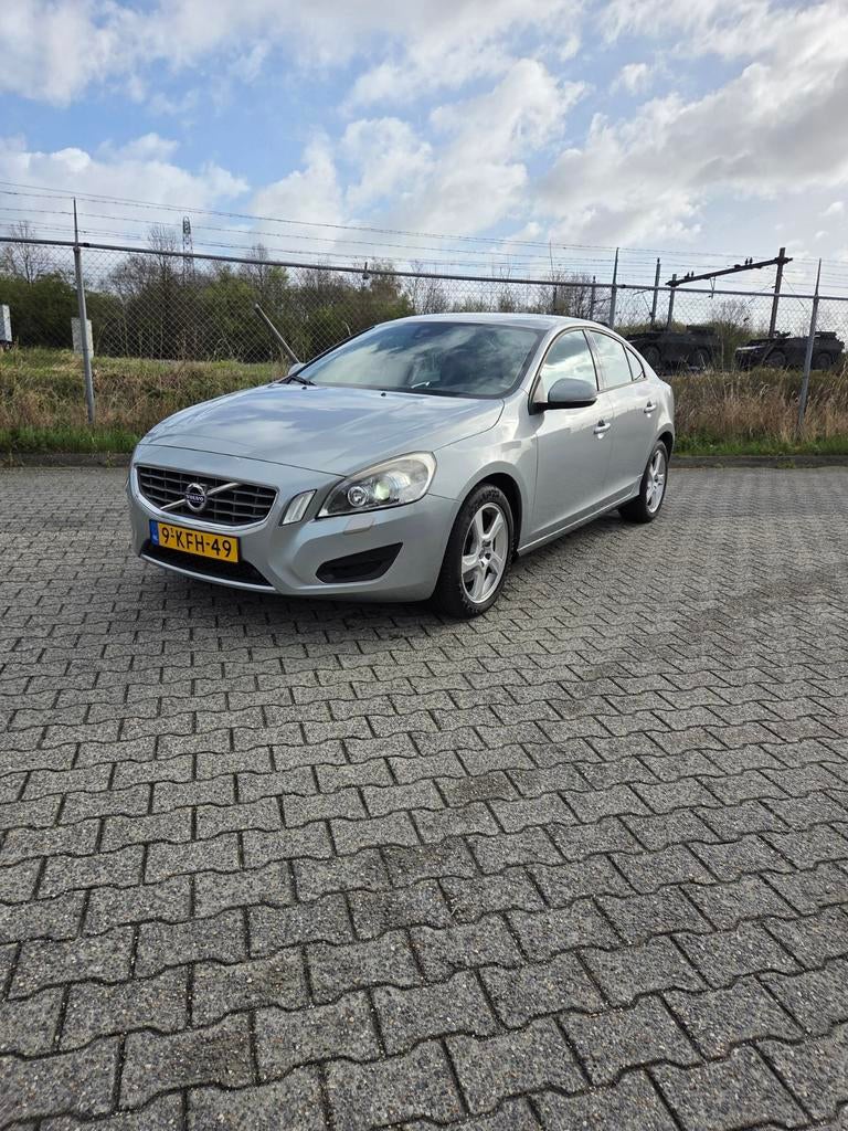 Volvo S60 2013 | Navi | Camera | Stoelverwarming | APK, Auto's, Volvo, Voorwielaandrijving, 1596 cc, Stof, Zwart