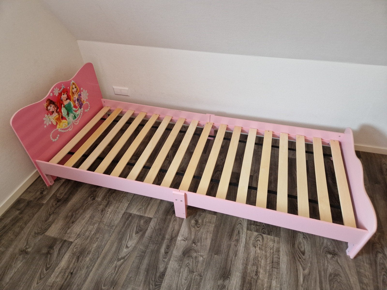 Prinsessenbed roze met prinsessen dekbedovertrek, Ophalen, 85 tot 100 cm, Gebruikt, Lattenbodem