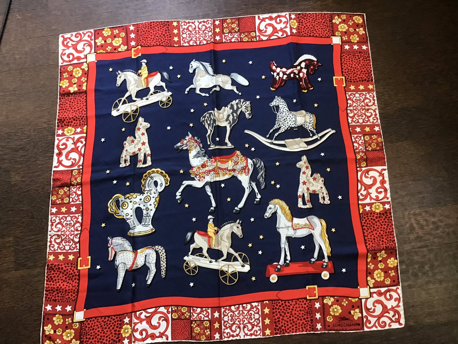 Zijden shawl - LongChamp Paris, Kleding | Dames, Ophalen of Verzenden, Zo goed als nieuw, Maat 46/48 (XL) of groter, Sjaal