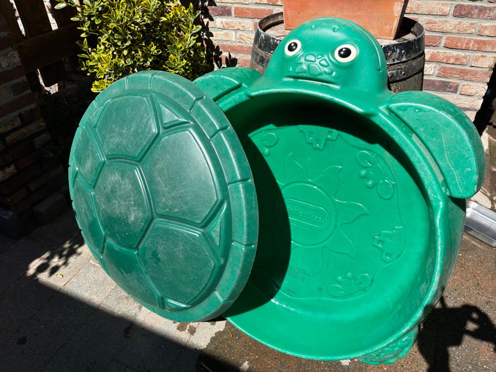 Gratis: Little Tikes Schildpad Zandbak met Deksel, Tuin en Terras, Regentonnen, 150 liter of meer, Ophalen, Zo goed als nieuw