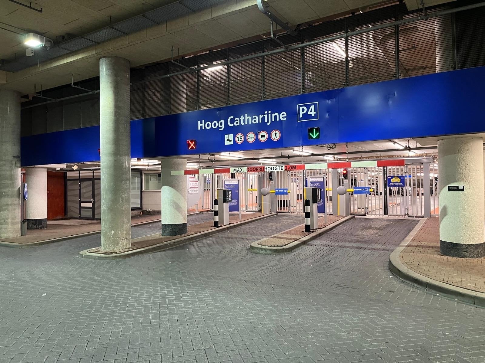 Parkeerplaats Parkeren P4 Hoog Catharijne Utrecht Centum, Huizen en Kamers, Garages en Parkeerplaatsen, Utrecht
