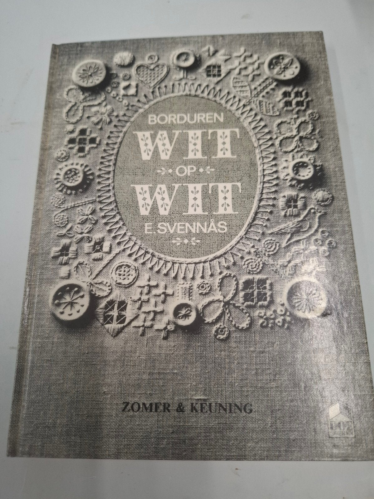 Boek borduren wit op wit, Boeken, Ophalen of Verzenden, Zo goed als nieuw, Overige onderwerpen