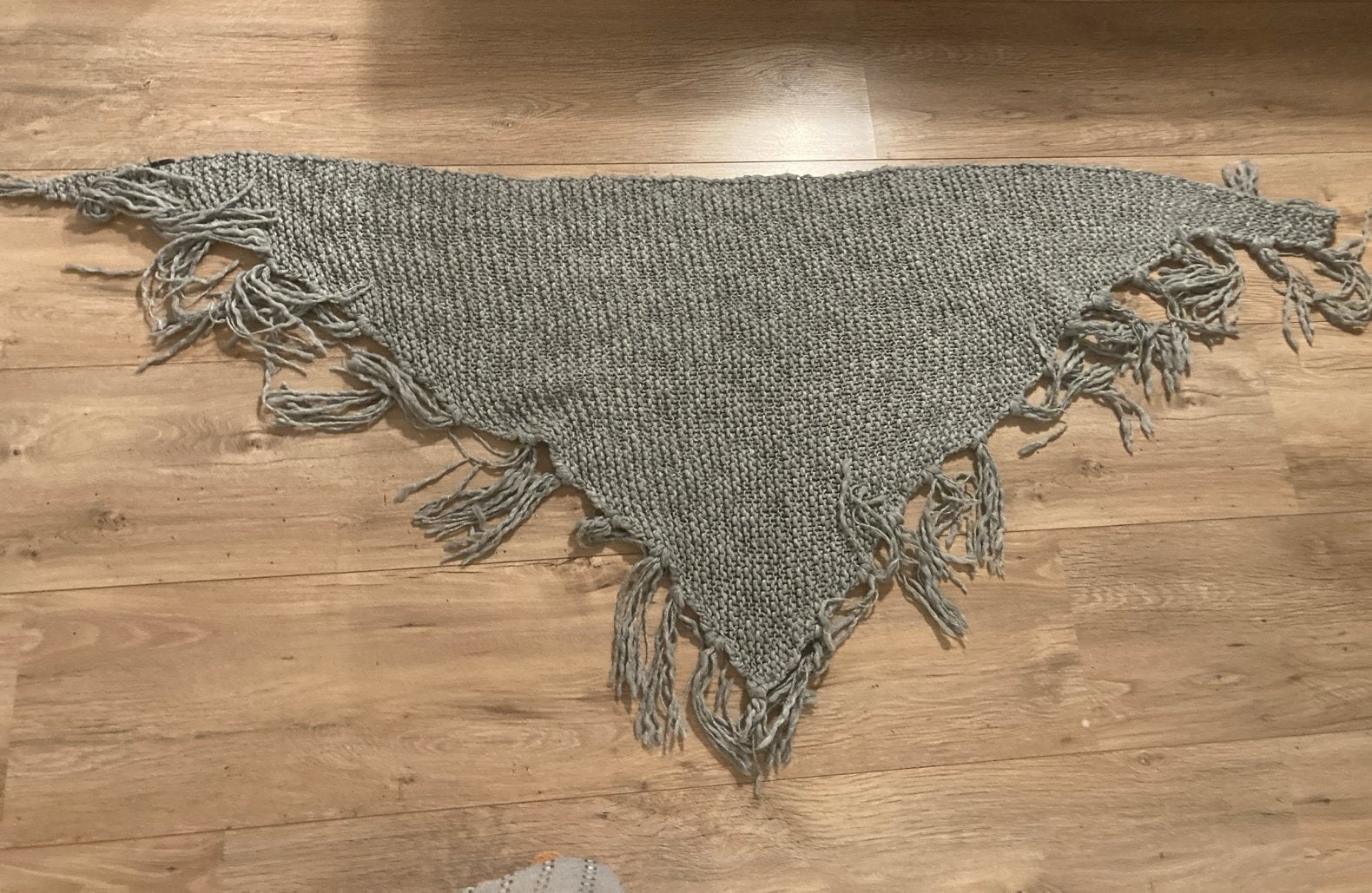Grijze gebreide omslagdoek/poncho/sjaal met franjes, Ophalen of Verzenden, Zo goed als nieuw, Maat 46/48 (XL) of groter, Grijs