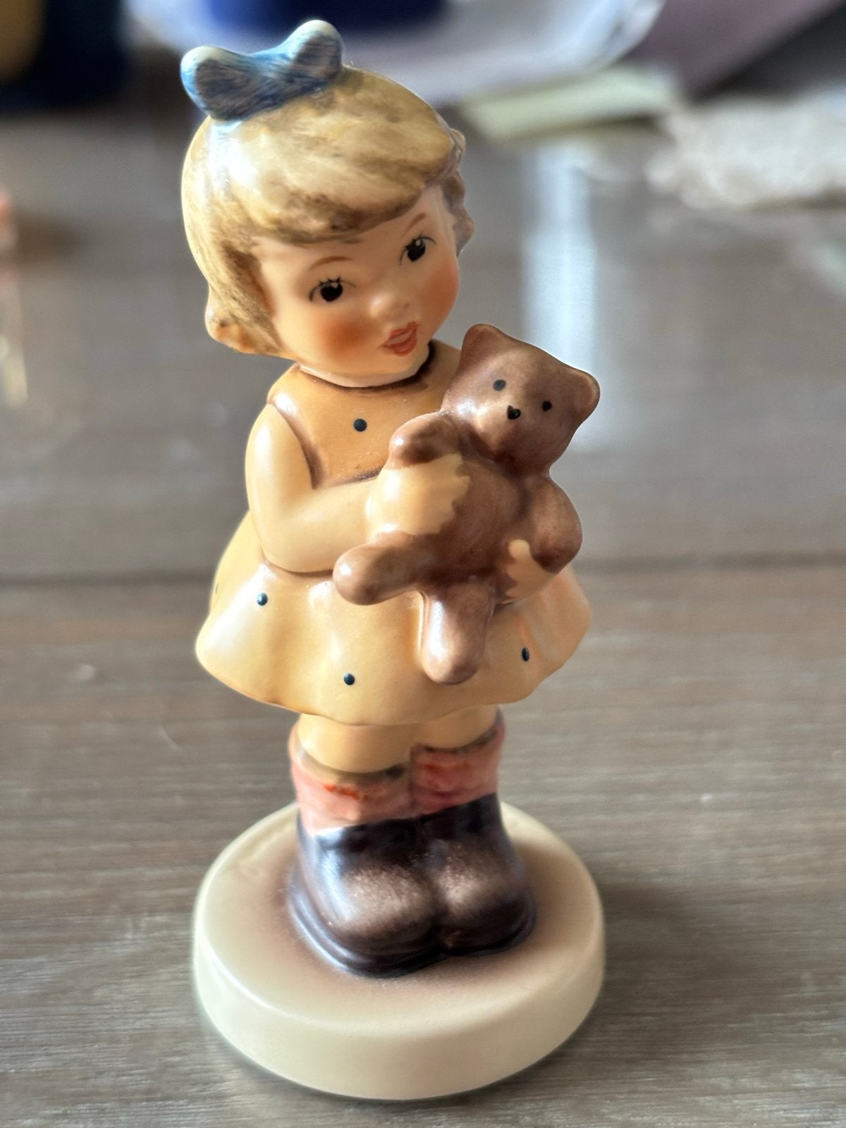 Hummel beeldje meisje met teddybeer Cuddles, Ophalen of Verzenden, Zo goed als nieuw, Hummel