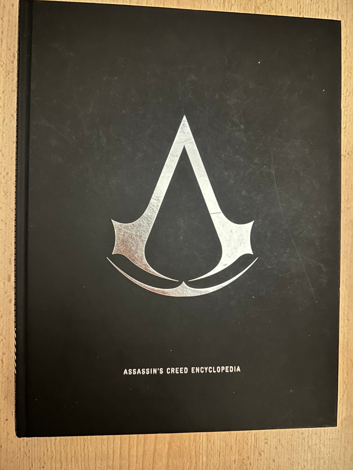 Assassins Creed Encyclopedia Hardcover!, Boeken, Meerdere stripboeken, Ophalen of Verzenden, Zo goed als nieuw
