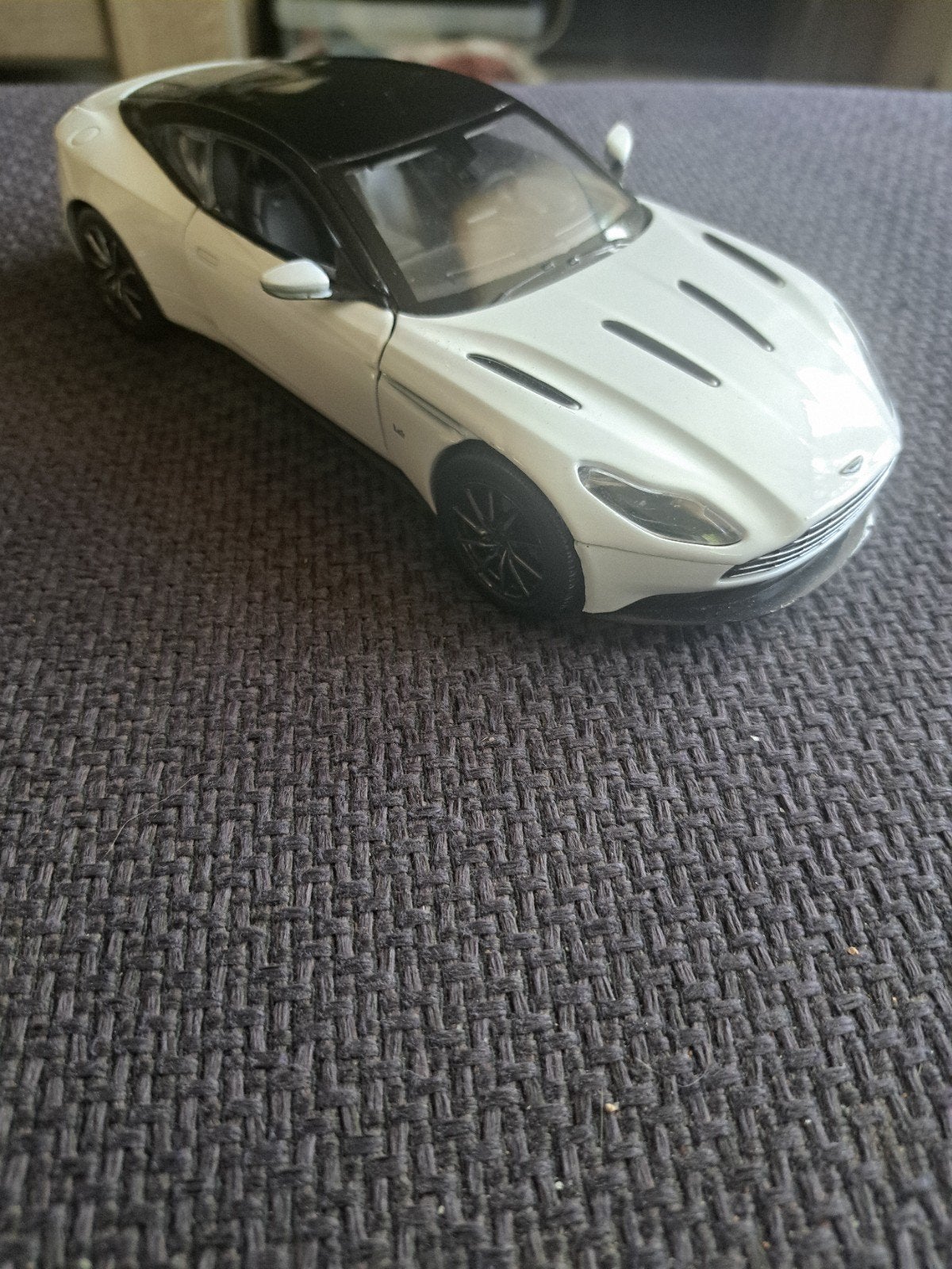 motormax model aston Martin db11, Hobby en Vrije tijd, Modelauto's | 1:24, Overige merken, Auto, England /china, Motor max