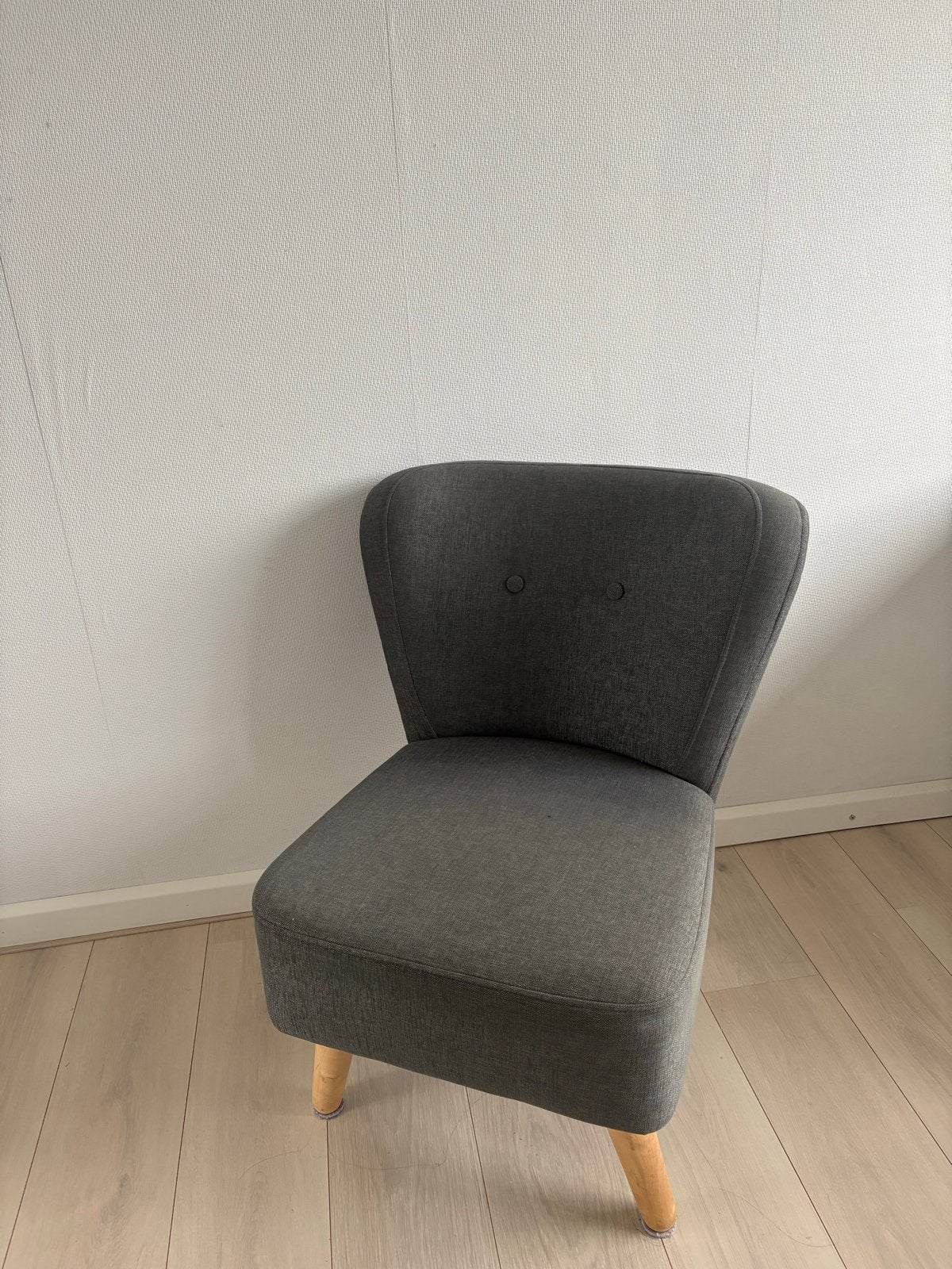 Grijze stoffen stoel met houten poten, Huis en Inrichting, Stoelen, Ophalen, Zo goed als nieuw, Eén, Stof
