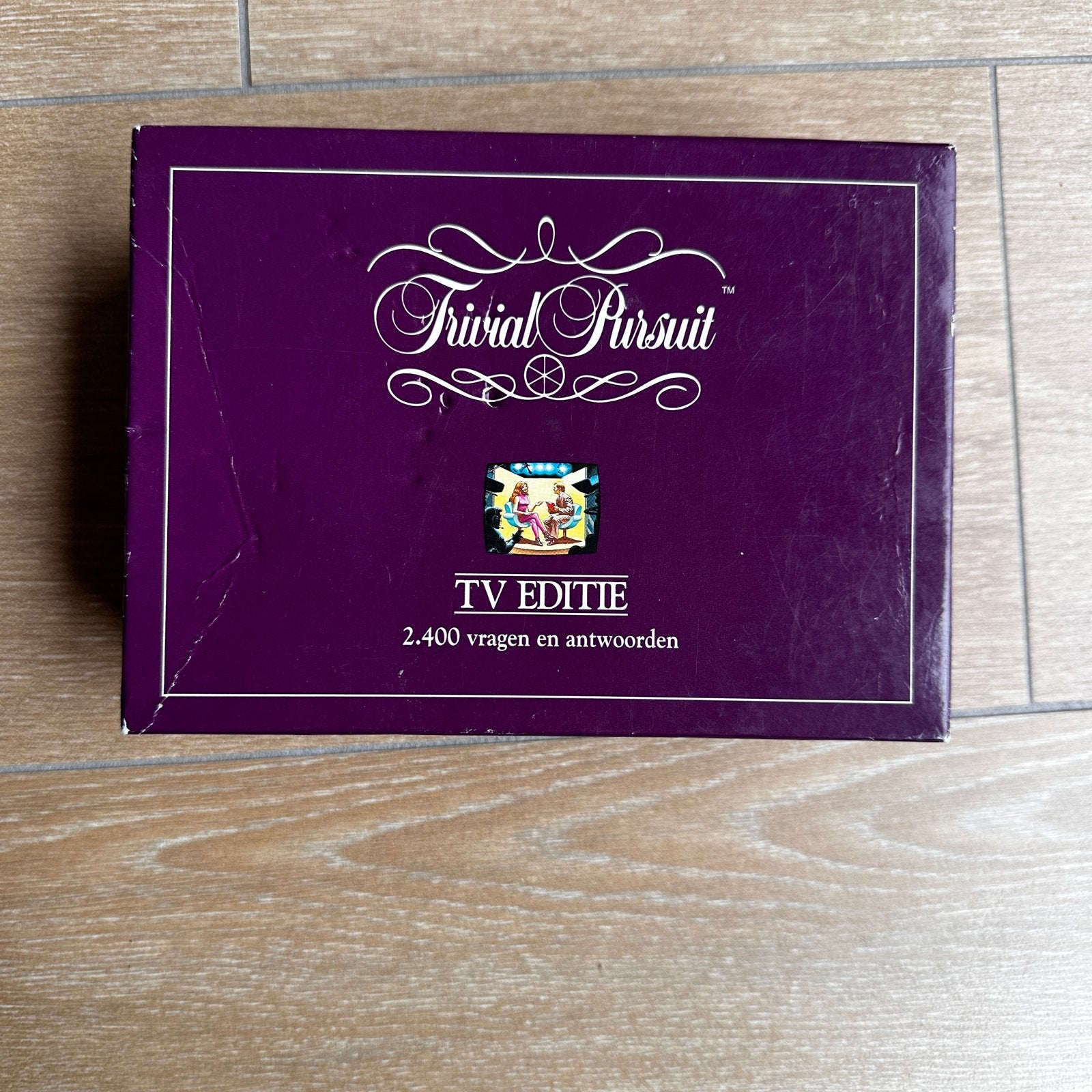 Trivial Pursuit TV Editie - 2400 vragen en antwoorden, Drie of vier spelers, Ophalen of Verzenden, Gebruikt