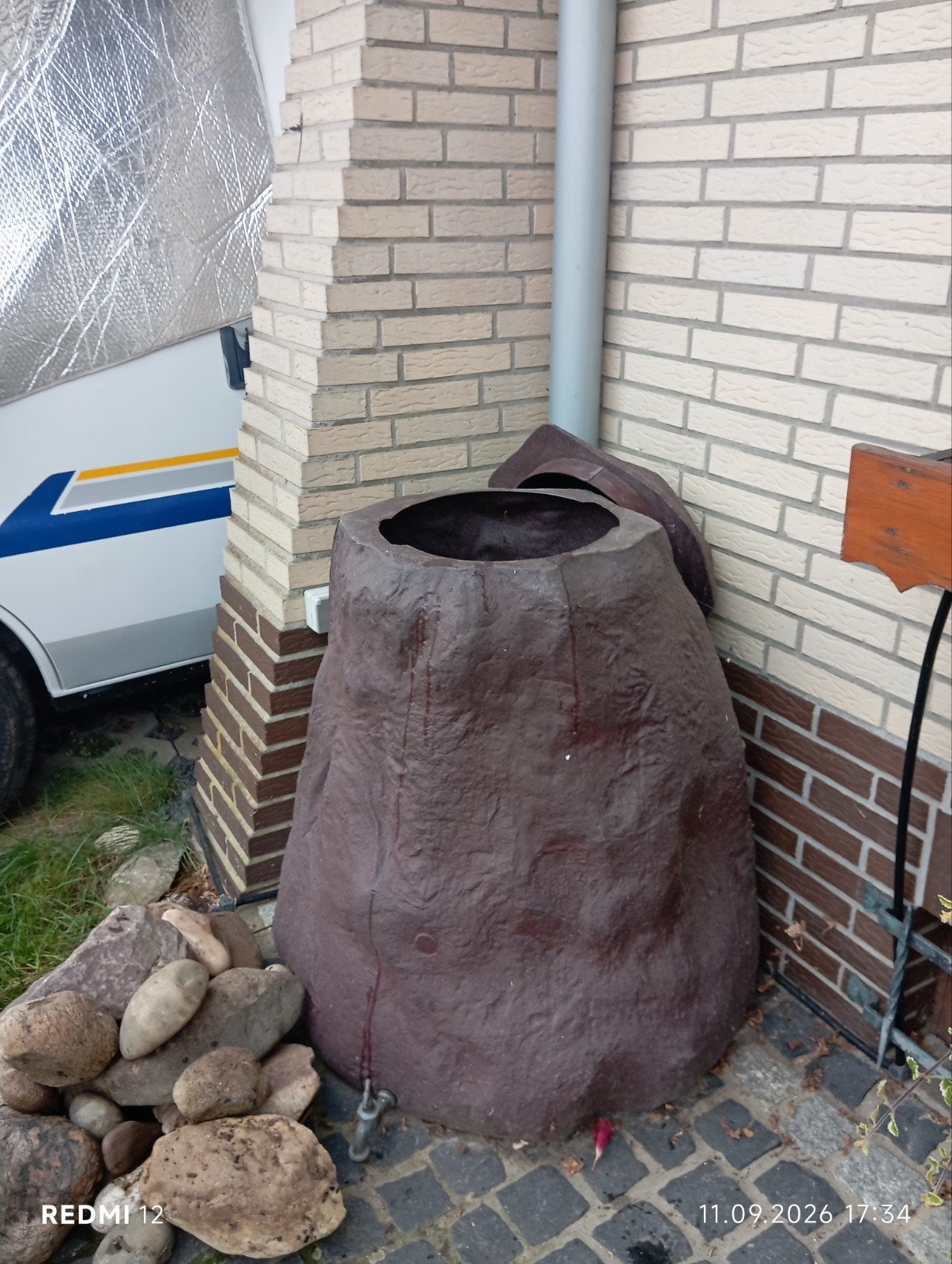 Regenwaterput in steenoptiek, Ophalen, Kunststof, Gebruikt, Met kraantje