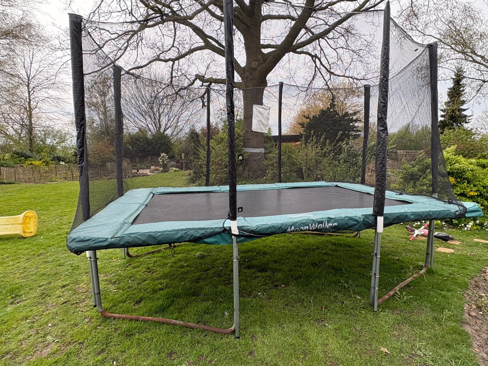 Grote trampoline met net merk Moonwalker 380x255 cm, Ophalen, Gebruikt