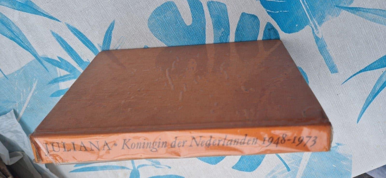Juliana Koningin der Nederlanden 1948-1973 - Jan van Hillo, Gelezen, Ophalen of Verzenden, Politiek, Jan van Hillo