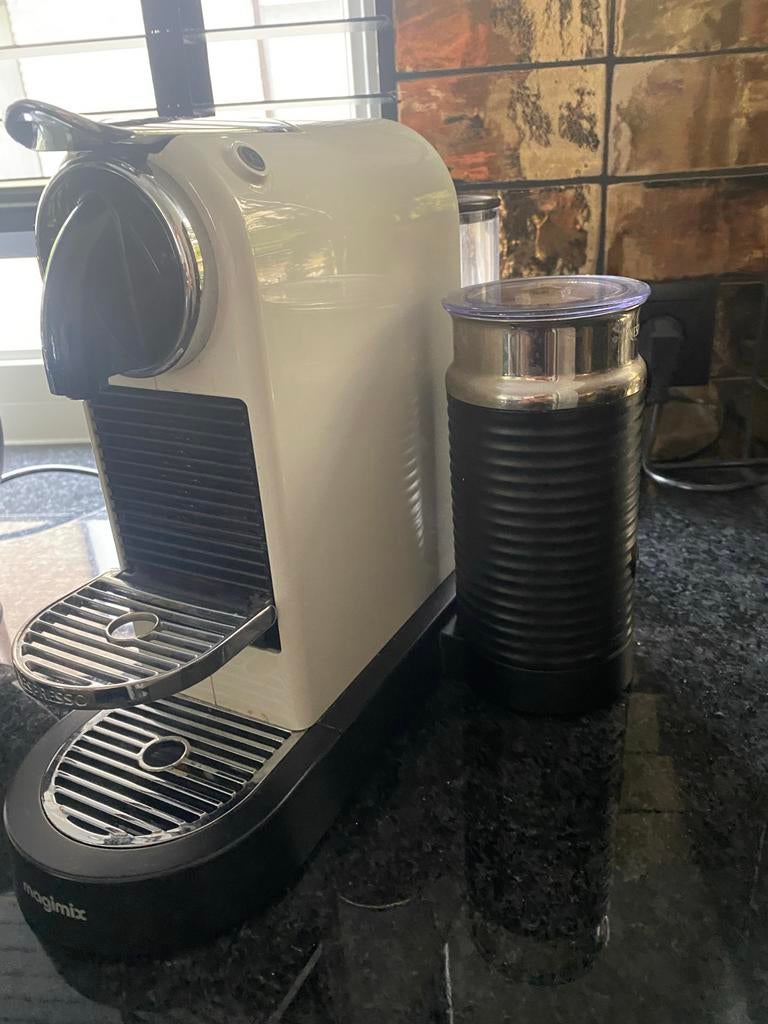 Nespresso Magimix Inissia met Aeroccino 3 melkopschuimer, Espresso apparaat, Ophalen of Verzenden, Zo goed als nieuw, 1 kopje