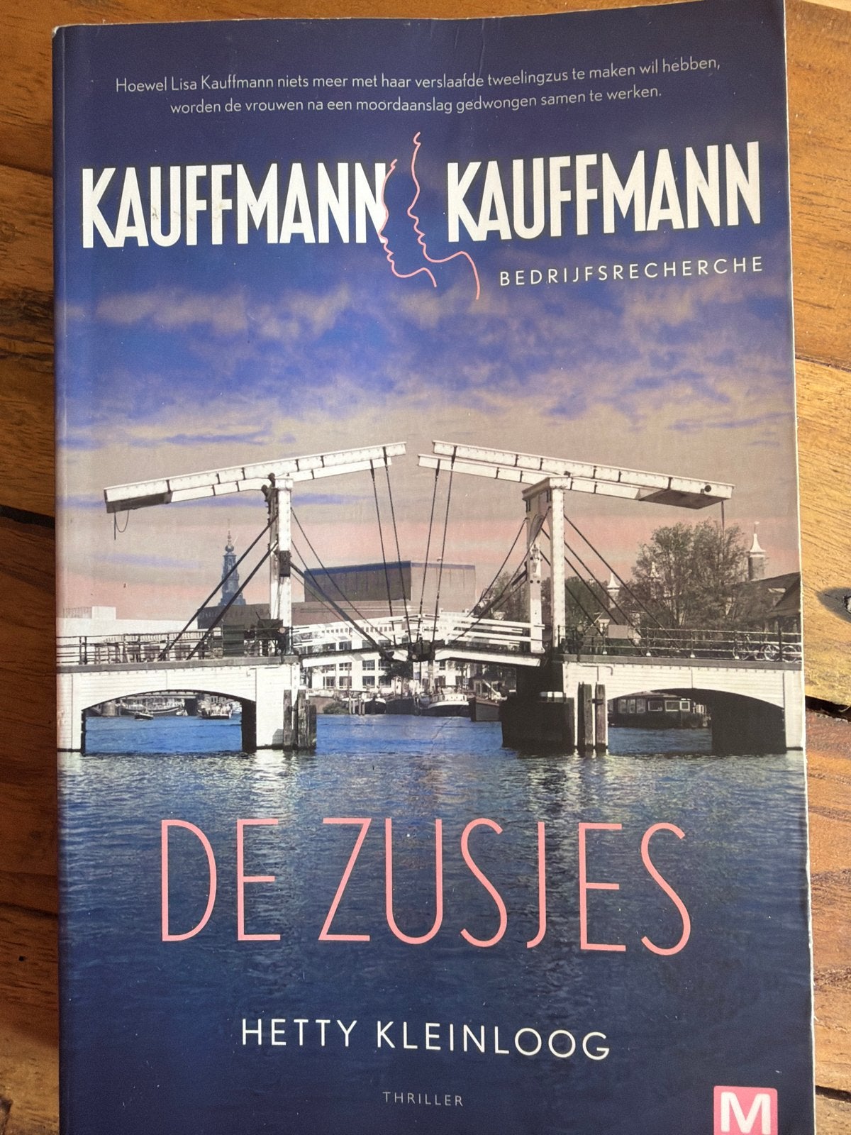 Kauffmann & Kauffmann: De Zusjes - Hetty Kleinloog (Thriller, Ophalen of Verzenden, Zo goed als nieuw, Nederland