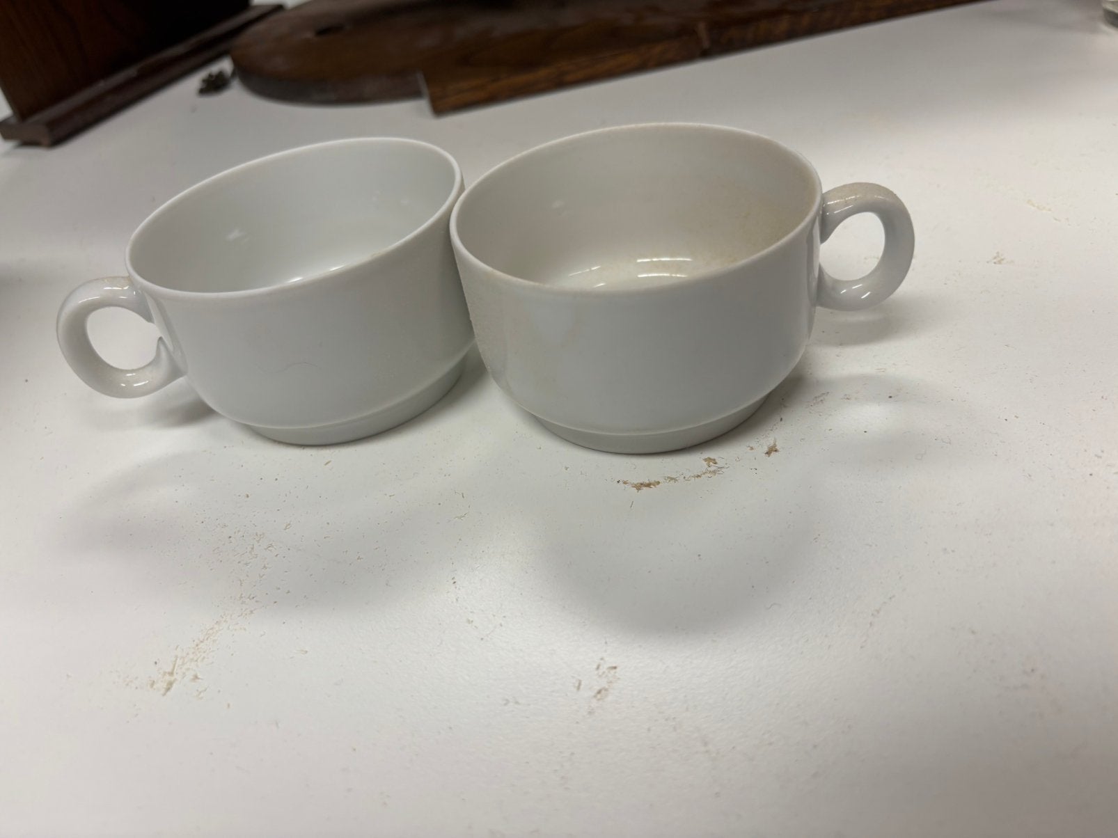 Twee witte koffiemokken met oren, Ophalen of Verzenden