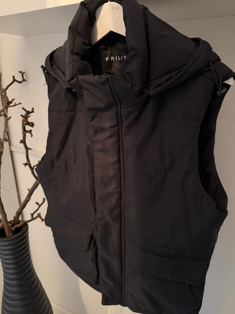 Zwarte gewatteerde bodywarmer met capuchon - FRILIVIN, Kleding | Dames, Bodywarmers, Ophalen of Verzenden, Zo goed als nieuw, Maat 38/40 (M)