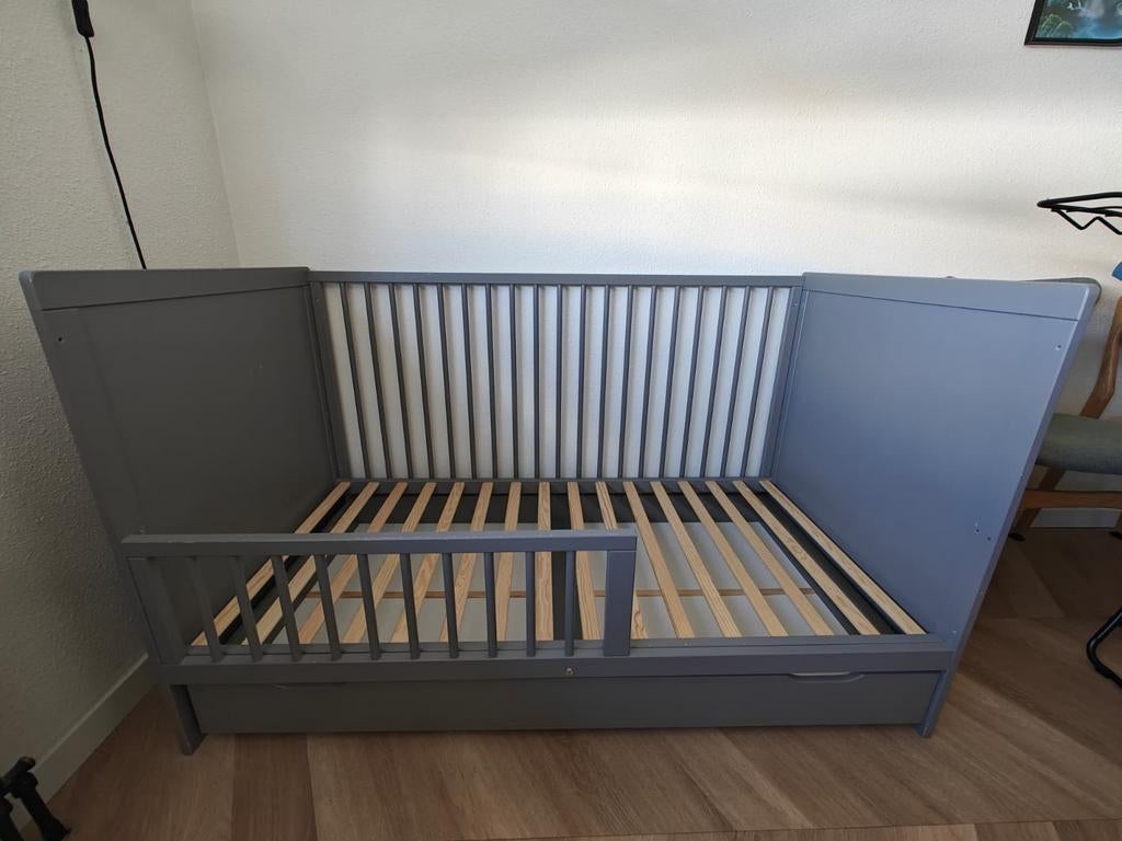 Grijs meegroei bed van petit amelie met onderschuiflade, Ophalen, Gebruikt, 70 tot 85 cm, 140 tot 160 cm