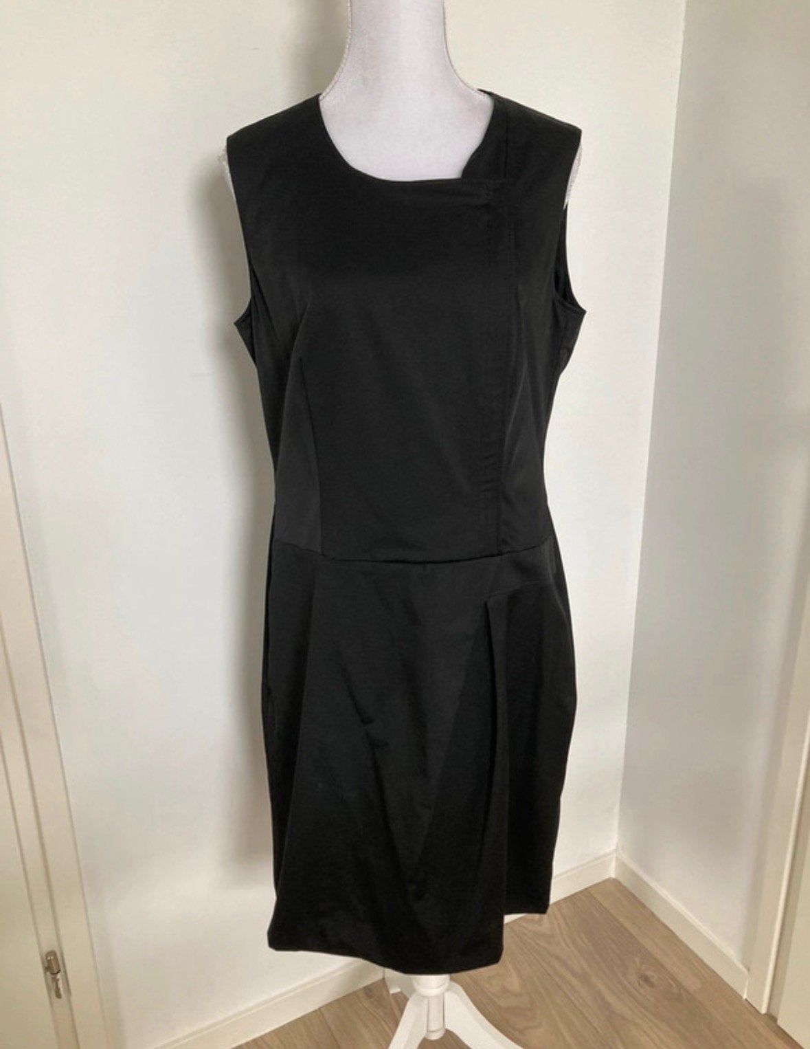 Looks new! Zwarte Strenesse jurk - maat 44, Kleding | Dames, Jurken, Ophalen of Verzenden, Nieuw, Maat 42/44 (L), Zwart