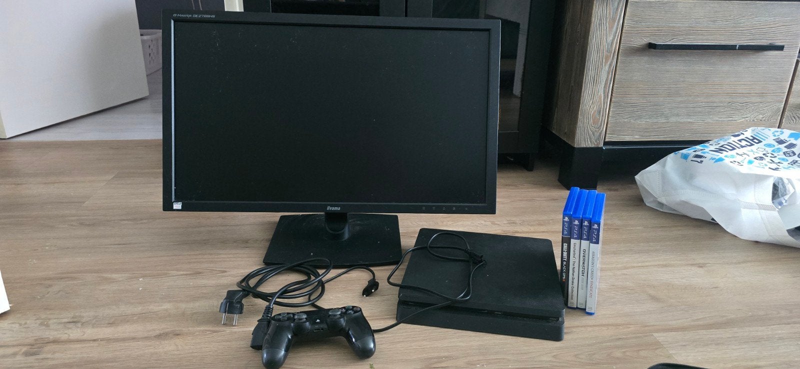PlayStation 4 Slim 500GB met game monitor, Spelcomputers en Games, Met 2 controllers, Ophalen of Verzenden, Zo goed als nieuw
