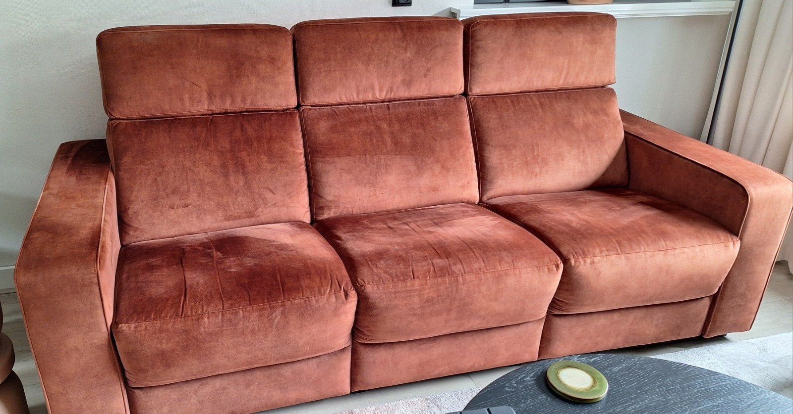 3 zits bank kleur koper
De bank is 4 jaar oud
De bank kan we, Ophalen, 75 tot 100 cm