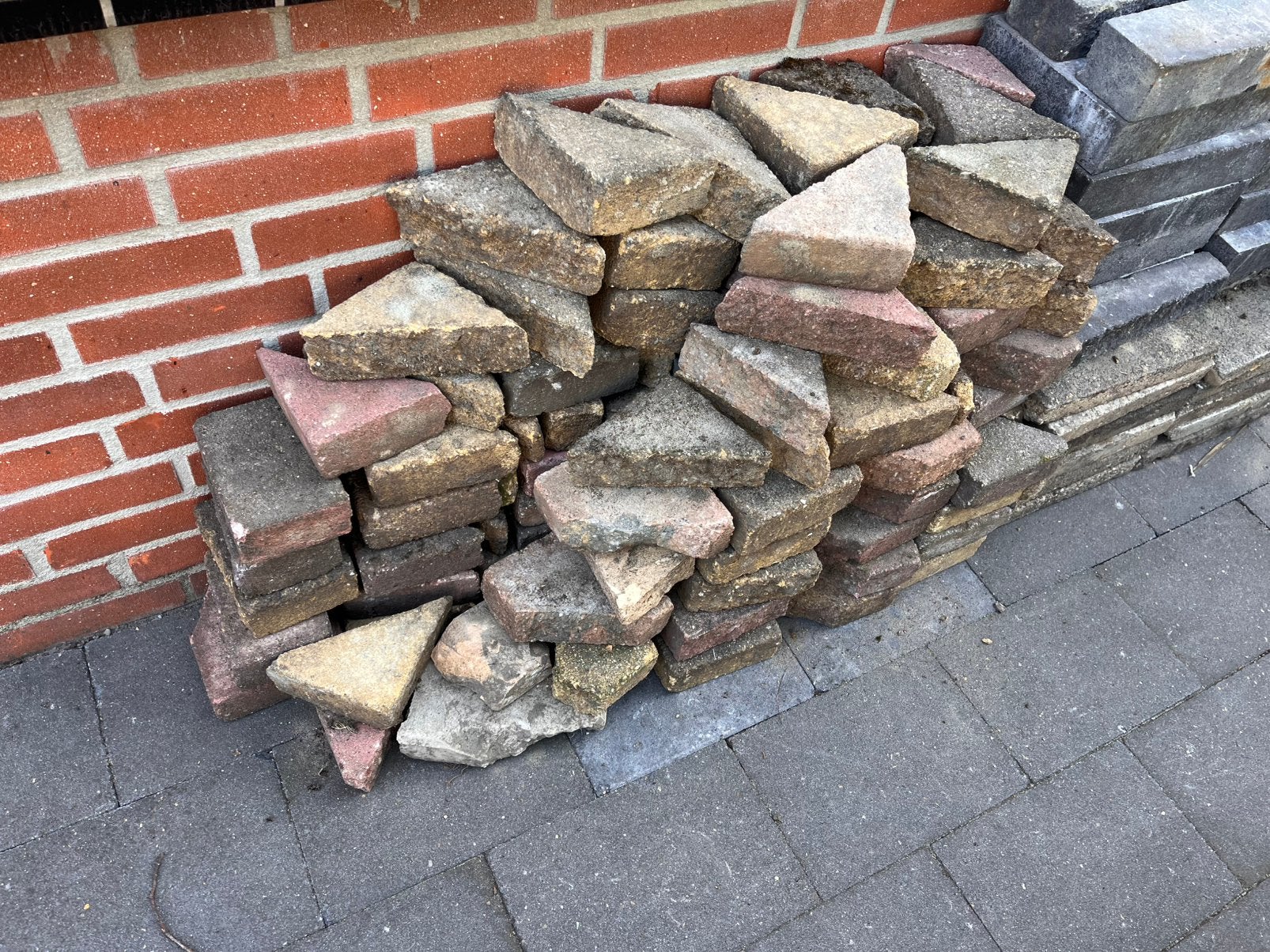 Halve klinkers, driehoek (ongeveer 50 stuks), Ophalen, Zo goed als nieuw, Beton, Klinkers