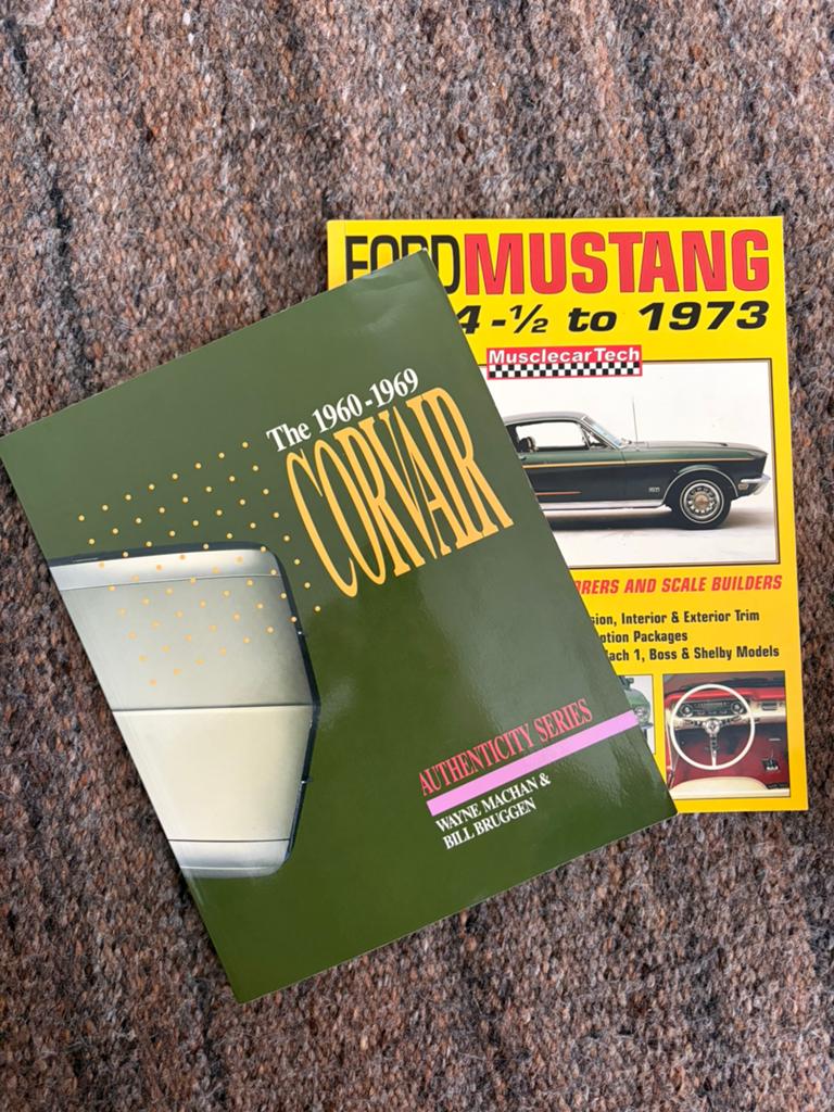 “2 boeken klassieke Amerikaanse auto’s / Mustang & Corvair, Boeken, Auto's | Boeken, Ophalen of Verzenden, Zo goed als nieuw, Algemeen