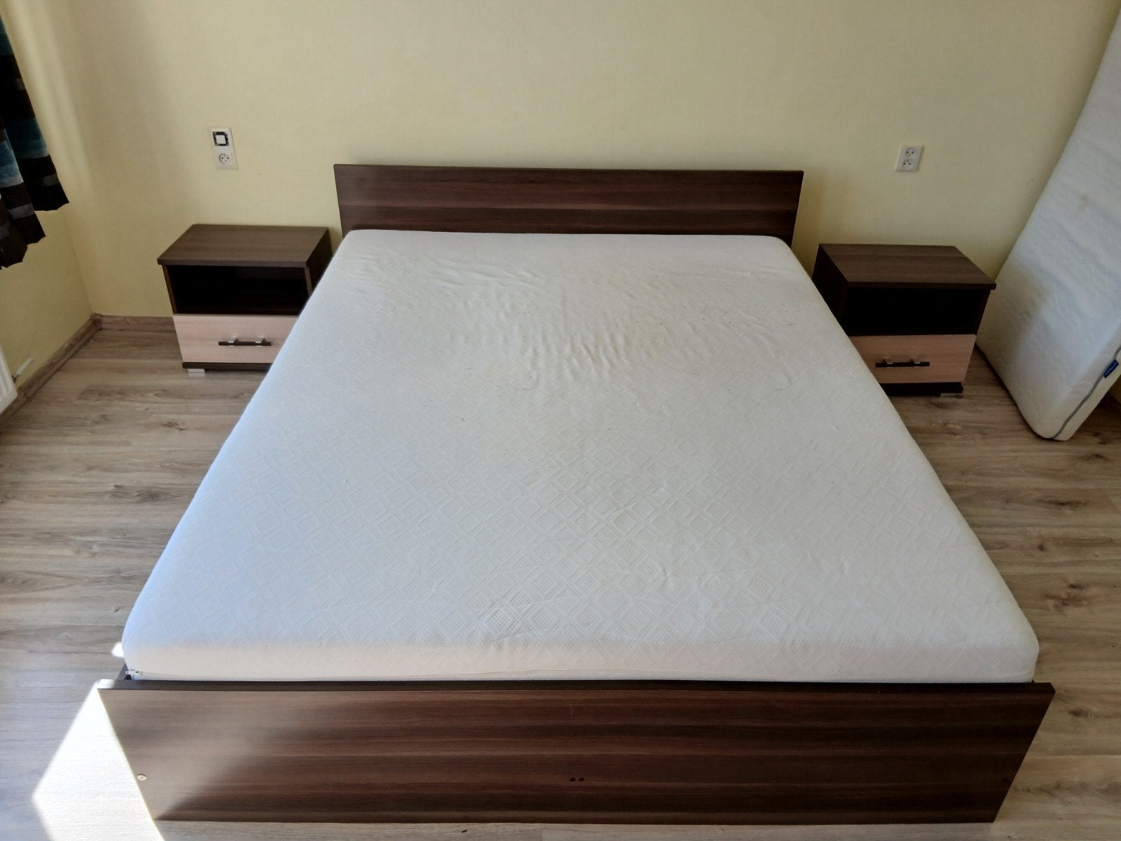 Tweepersoonsbed 180x200 cm met matras en nachtkastjes, Ophalen, Gebruikt, Bruin, Tweepersoons