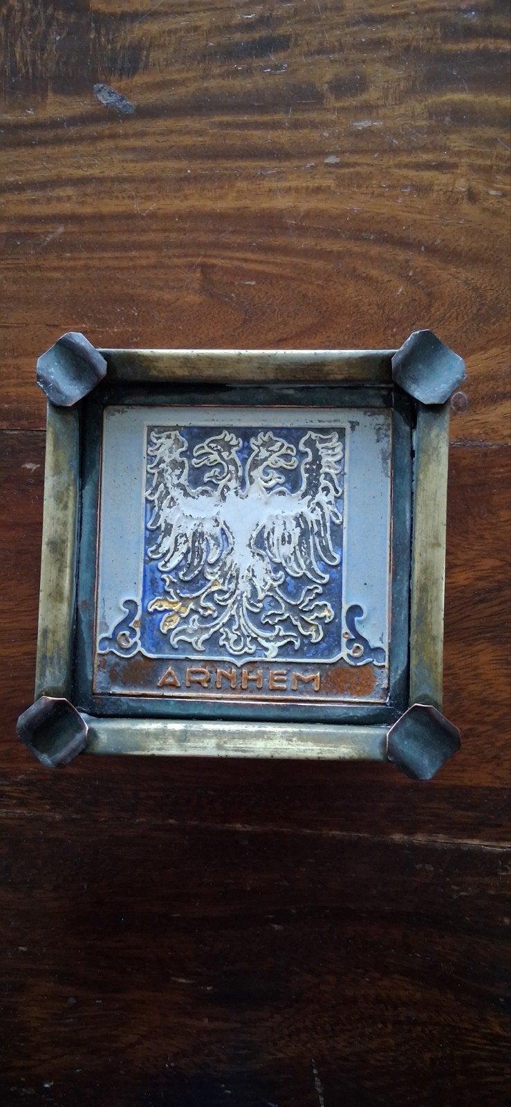 Antieke Arnhem tegel onderzetter met dubbele adelaar, Ophalen of Verzenden
