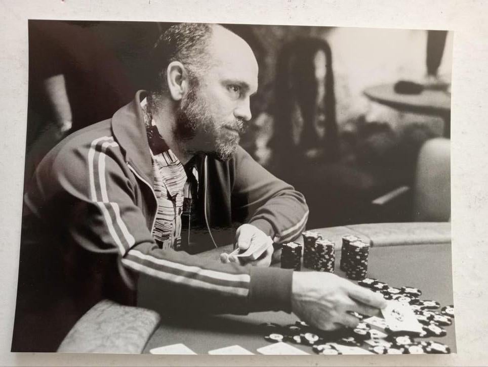 Filmfoto van man aan pokertafel Rounders, Gebruikt, 1980 tot heden, Foto, Ophalen of Verzenden