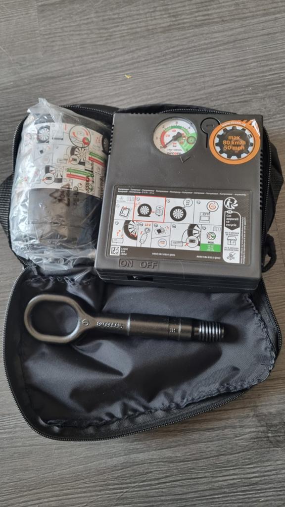 Bandreparatieset met compressor en sleepoog, Ophalen of Verzenden, Zo goed als nieuw