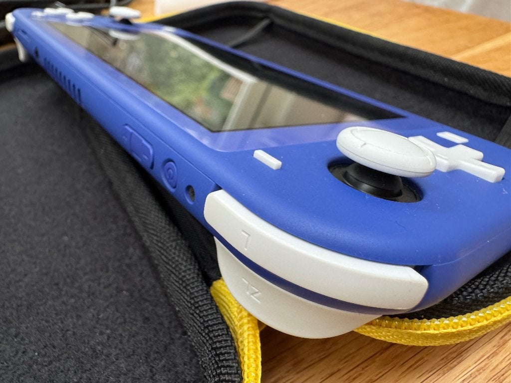 Nintendo Switch Lite Blauw/Paars met gele beschermhoes, Spelcomputers en Games, Ophalen, Overige kleuren, Zo goed als nieuw, Met beschermhoes of tas