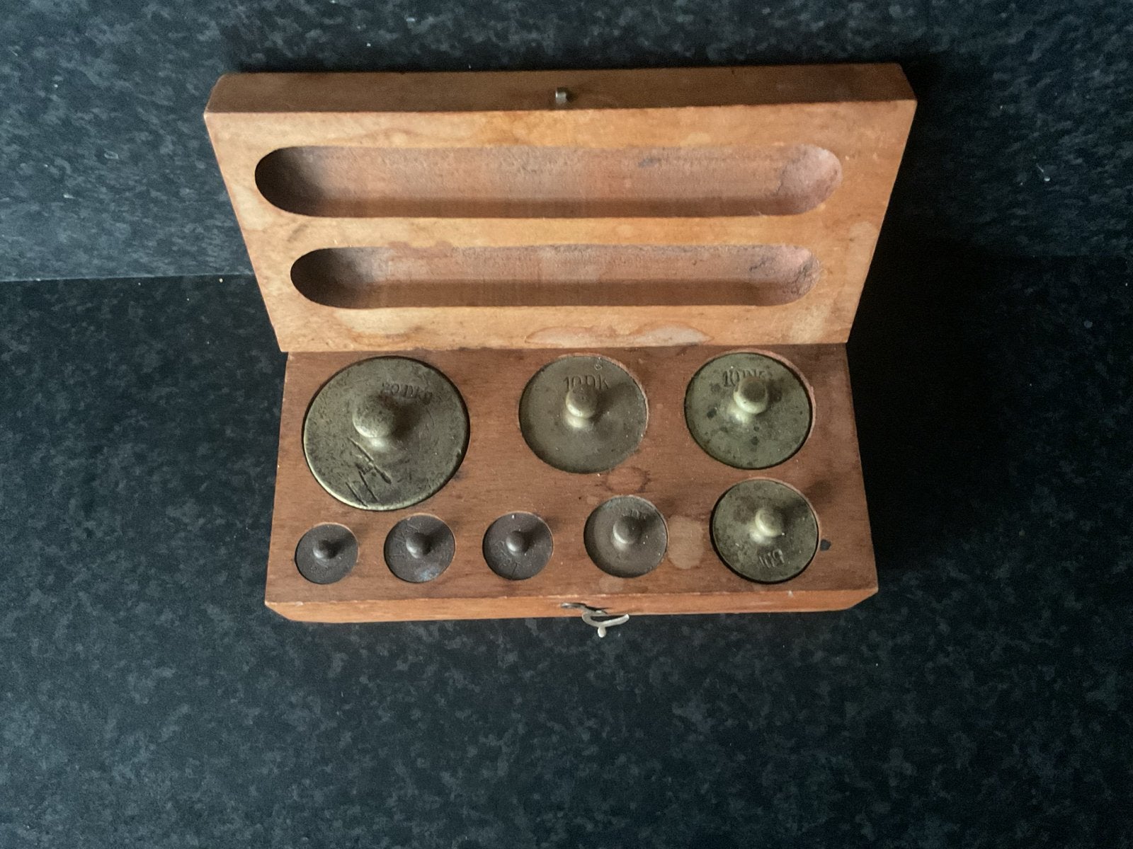 Antiek messing gewichtensetje in houten kistje, Antiek en Kunst, Ophalen of Verzenden
