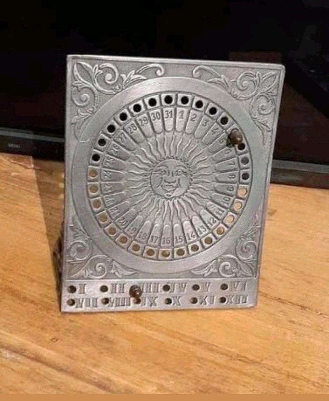 Antieke gietijzeren kalender met zonnewijzer, Antiek en Kunst, Ophalen of Verzenden