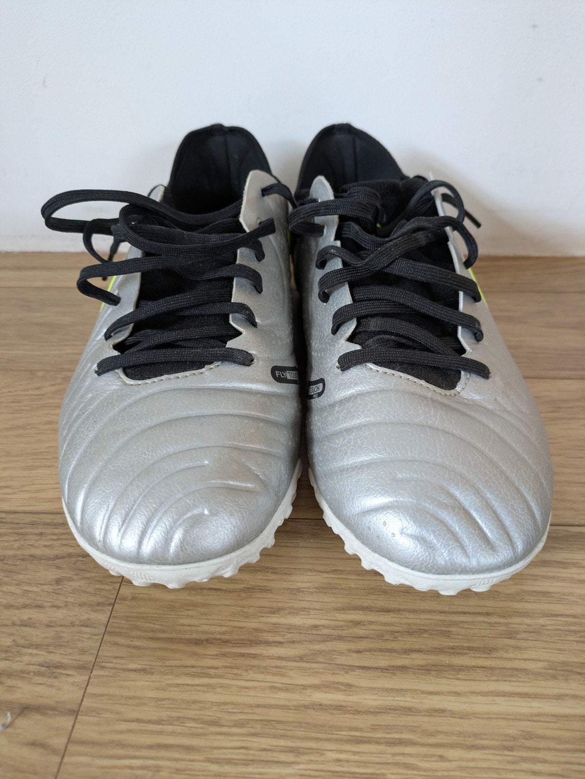 Nike Tiempo kunstgras voetbalschoenen mt 44 vallen klein, Ophalen, Zo goed als nieuw, Schoenen