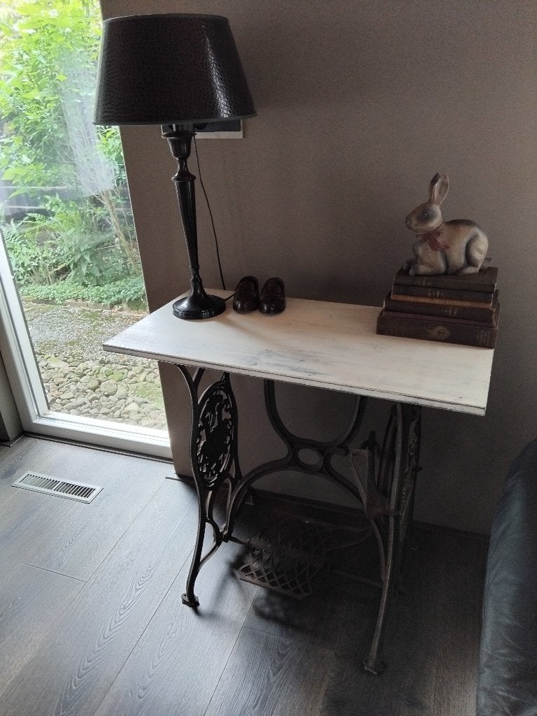 SIDETABLE/MUURTAFEL VAN ANTIEK TRAPNAAIMACHINE ONDERSTEL, Ophalen
